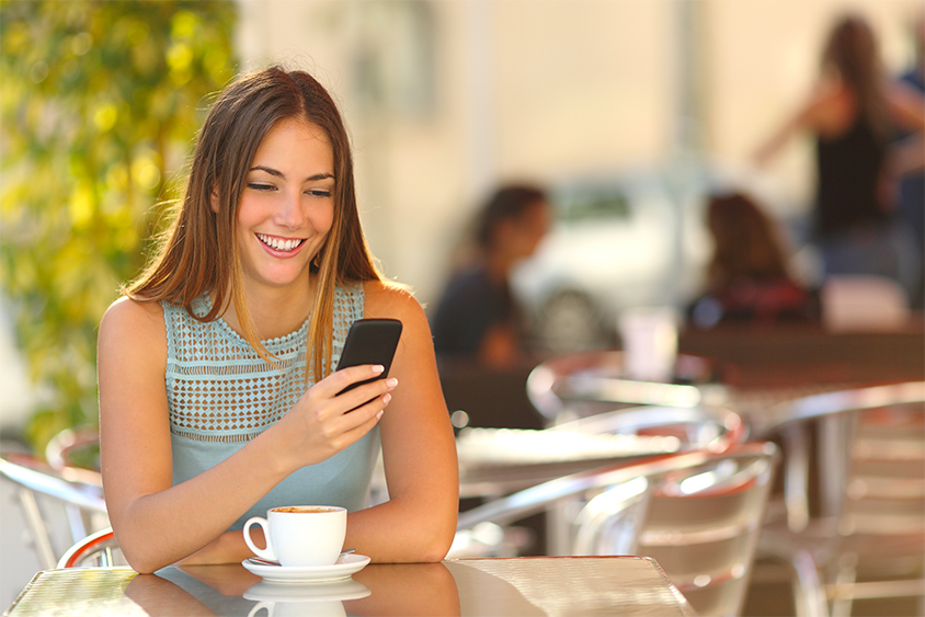 Image femme avec smartphone